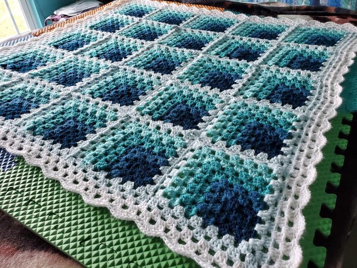 Плед 3 д бабушкин квадрат. Бабушкин квадрат полоскун. Плед бабушкиным квадратом 3d. Плед бабушкин квадрат 3д эффект. Вязание пледа крючком 3д.