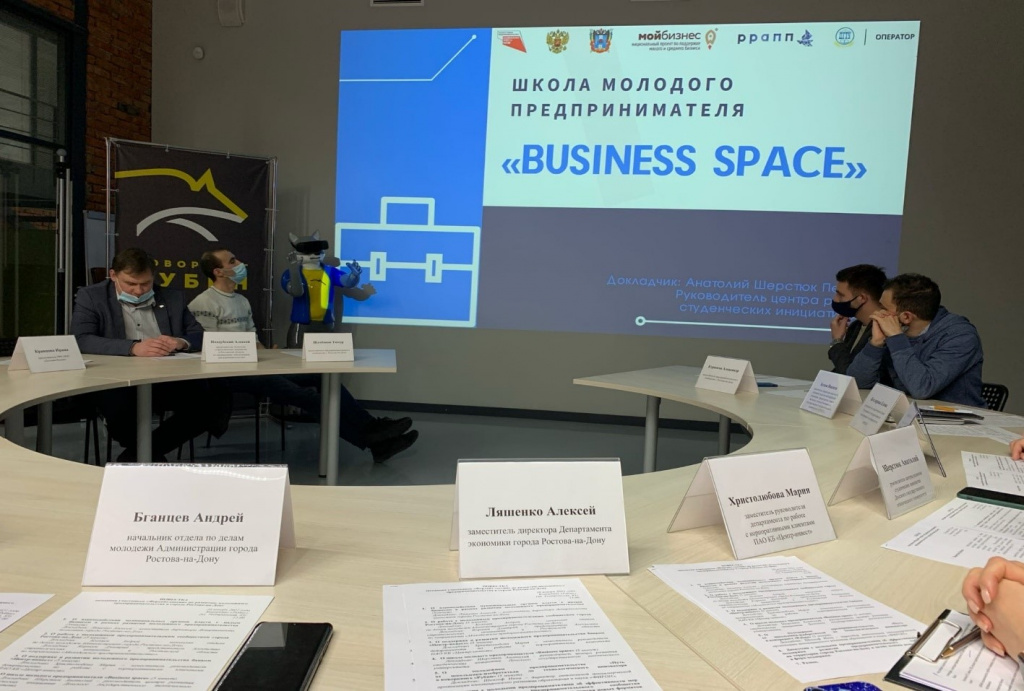 На последней встрече подростки вместе с представители Департамента экономики города и городского отдела по делам молодёжи решили организовать городской конкурс «100 лучших молодежных предпринимательских проектов»