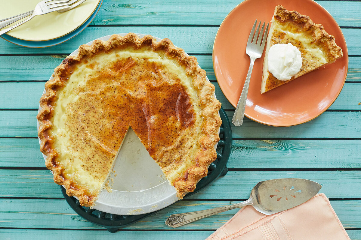 Рецепт пирога с заварным кремом My Egg Custard Pie - это суперсливочная вкусная смесь молока, сахара, яиц, экстракта ванили и небольшого количества соли внутри домашней корочки для пирога!