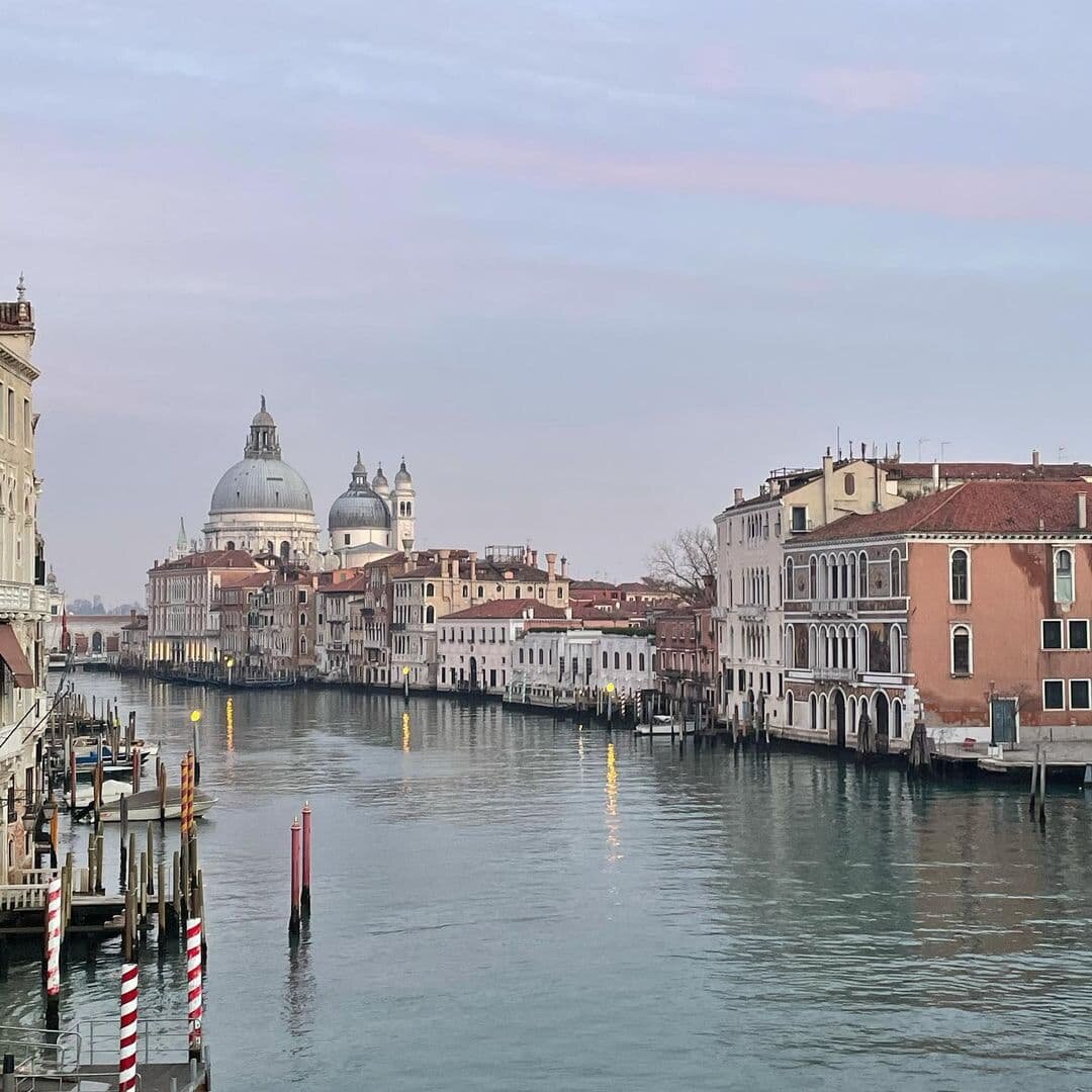 А ведь не только венецианцы начинали год 1 марта. Посмотрим на название месяцев:Settembre (7 sette): сентябрь - седьмой месяц. Ottobre (8 otto): октябрь - восьмой.Novembre (9 nove): ноябрь - девятый и т.д.