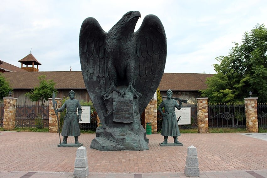 Ф м орел. Гринн Орел. Статуя орла. Гринн Орел памятники. Скульптуры Орел Гринн. Памятник Орел основатель в Орле.