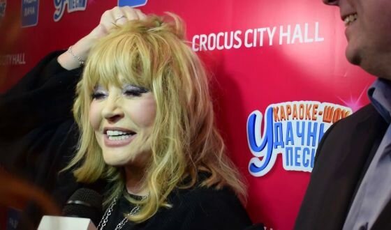 Российская певица Алла Пугачева сняла накладные пряди перед камерой шиньон. Это произошло во время ее общения с представителями прессы на премии "Удачные песни" радио "Дача". Она не побоялась и продемонстрировала себя без искусственных локонов. Певица также  призналась, что использует для создания своего образа накладные пряди и парики. Пугачева также заявила, что, возможно, даст концерт по случаю своего 70-летнего юбилея. "Если доживу до 70, может, попробую", – сказала она. 