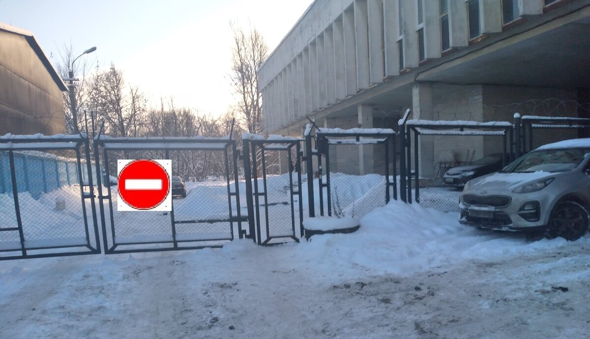 За забором здание СЗТУ ФАР