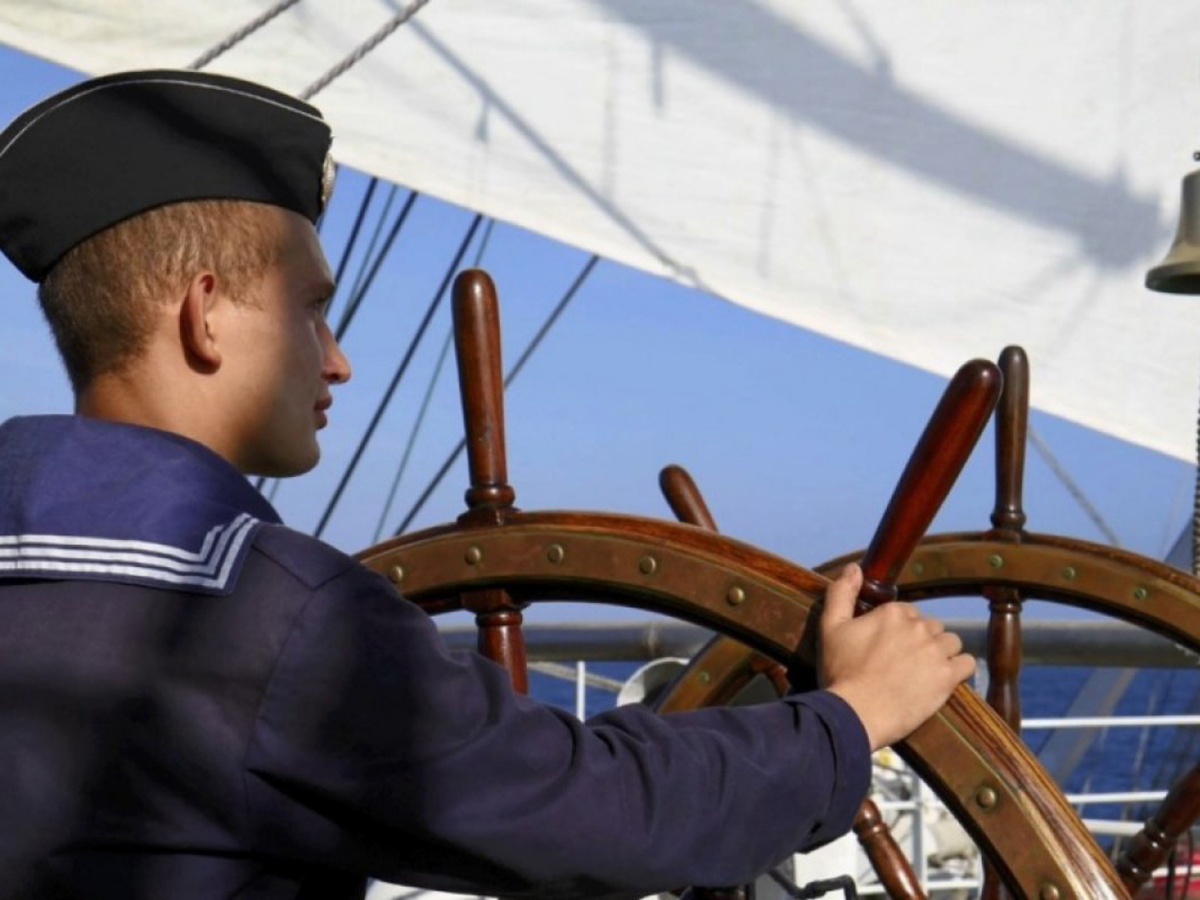 Матрос у штурвала. Матрос у штурвала. Моряк мультяшный. Юнга на корабле. Штурвал барка крузенштерн.