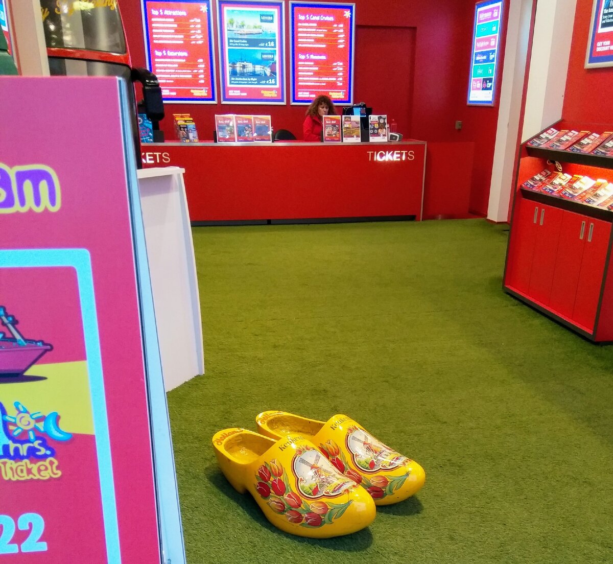 Шел, заглядывая во все заведения )))