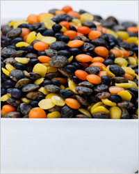 Раки любят не только есть, но и готовить, и ходить за продуктами. Когда Рак не ограничен в средствах, он обязательно принесет из магазина что-нибудь новое и постарается приготовить его разными способами. Кроме покупки привычных продуктов он может незаметно для себя набить холодильник деликатесами: анчоусами, оливками, дорогими сортами сыра, экзотическими джемами. Особенно радуют представителей этого знака продукты с длительным сроком хранения: необычные крупы, специи, сухофрукты, маринованные овощи. С их помощью в любое время можно сотворить кулинарный шедевр для гостей или для себя любимого. При этом у Раков ничего не пропадает. Они обязательно найдут применение всему, что лежит в холодильнике, и не допустят порчи продуктов.