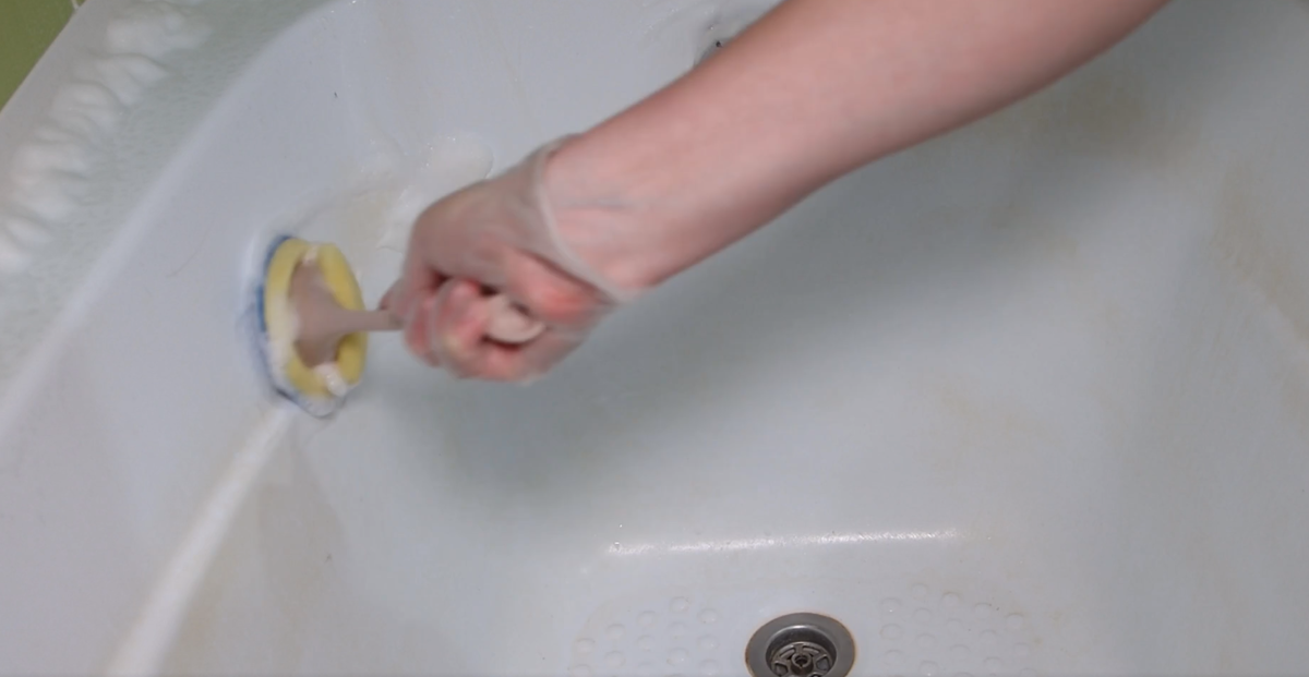 Почистить ванну от известкового налета