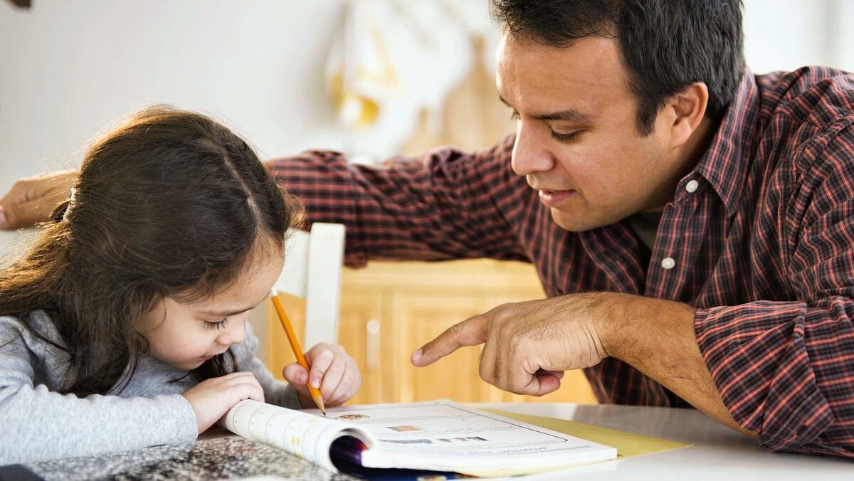 Do you think children should help. Родители и дети уроки. Родители помогают детям. Родители и домашнее задание. Родители делают уроки с детьми.