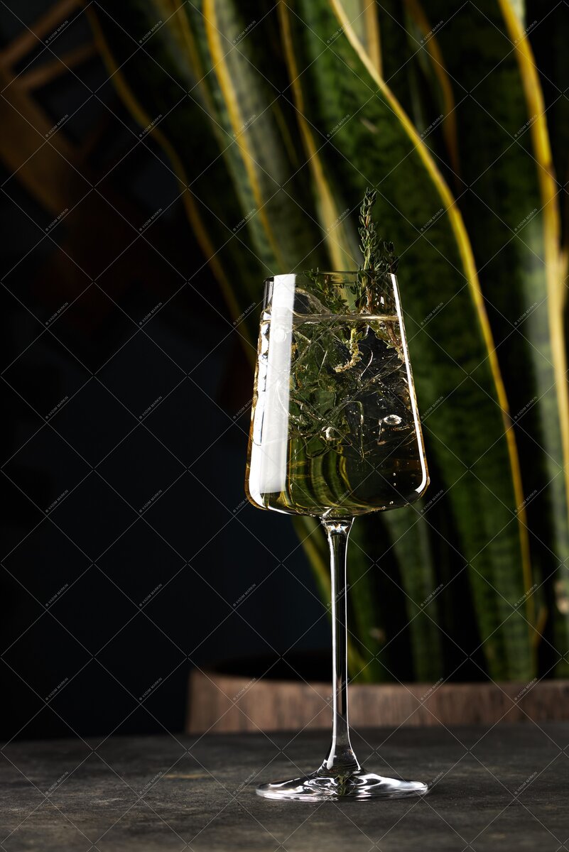 Блик на бокале