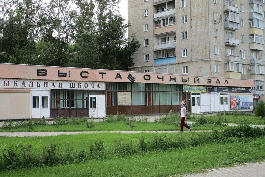 В 2019-м на брошенном зале начали отваливаться буквы