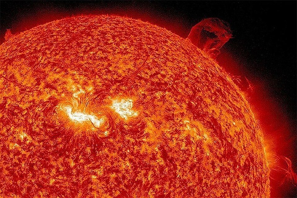 Температура, это показатель скорости вращения по внешним орбитам молекул, а не хаотические их колебания, как это принято думать в офиц физике. Доказательством этому может послужить зависимость Т, от давления. Малейшее изменение давления, моментально приводит к изменению Т. Колебания не могли бы так чувствительно реагировать на это. К тому же, в кристаллах или других твердых веществах, весьма значительное повышение Т никаким образом не проявляет более менее заметное колебание. 
Есть и еще более очевидное подтверждение, это так наз аномальное повышение Т в некоторых хим реакциях, что никак невозможно объяснить с позиции колебательных процессов. Но хорошо объясняется тем, что при этом просто обнажается следующий вглубь орбитальный слой, имеющий гораздо более интенсивное вращение! Этим же можно объяснить и аномально высокую температуру в солнечной короне, когда вещество поднимаясь из более холодного слоя с более высоким давлением, при переходе в зону более низкого давления вдруг становится аномально более горячим! Опять же этот феномен никак не может быть объяснен в рамках существующей МКТ, но легко становится понятным, как обнажение более глубокого орбитального слоя.