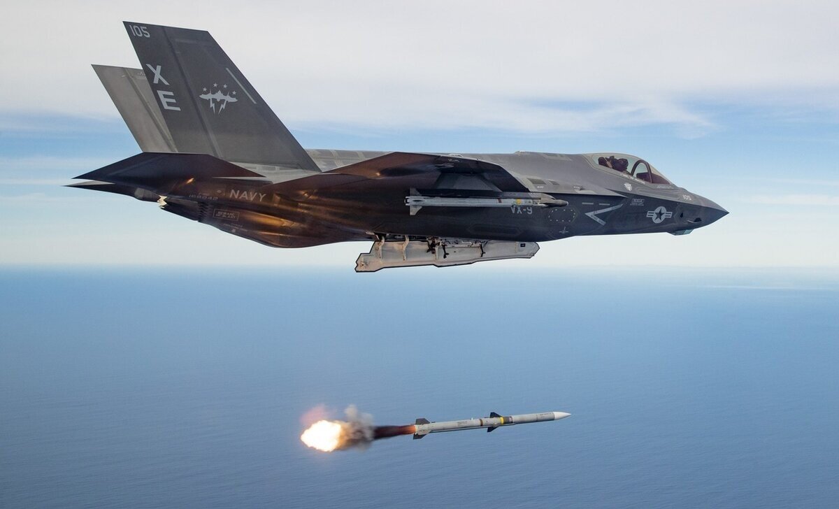 Пуск AIM -120 AMRAAM с истребителя F-35A. / Источник фото: Яндекс.Картинки