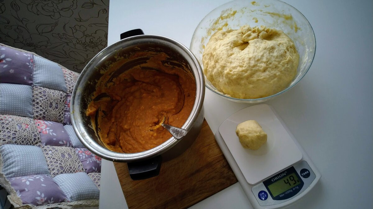 Пирожки с горохом и огуречно-хреновый соус: бюджетно, просто и по-домашнему вкусно