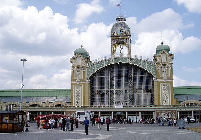 Промышленный дворец (фото с "Вики") в наше время, а в карусели - его фото 1891 года