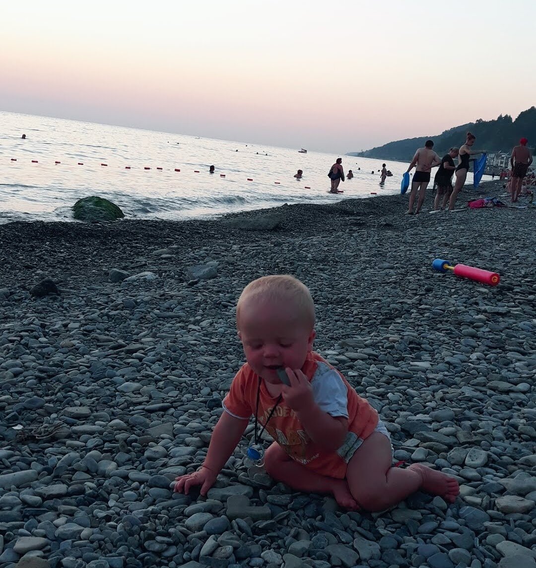 Ярику сейчас три года, а он до сих пор все тащит в рот.