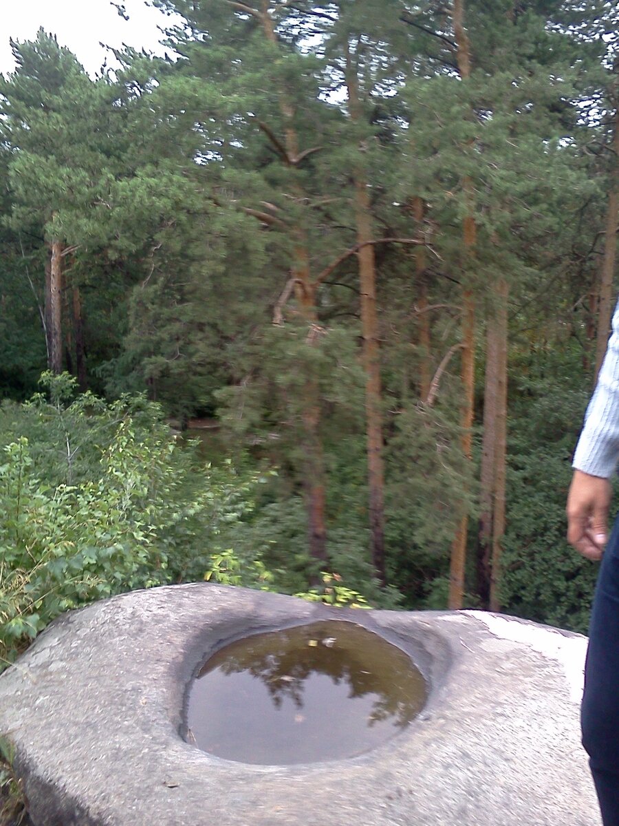 Чаша на Каменных палатках. Для чего она? В дальнейшем будем об этом писать.