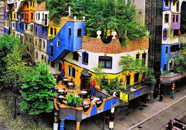 Дом Хундертвассера (нем. Hundertwasserhaus) в Вене. Фото