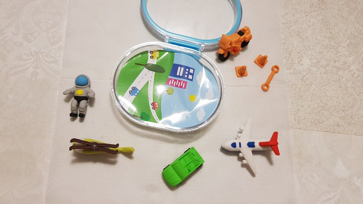 В наборе несколько игрушек. Все они относятся к транспорту. Хотя также там есть космонавт. Странно, что не ракета, но скажу сразу - он не зря там, сделан шикарно