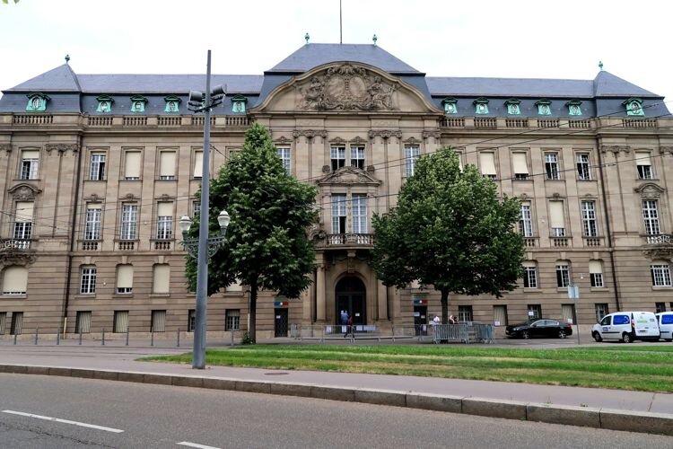 Префектура на площади Республики