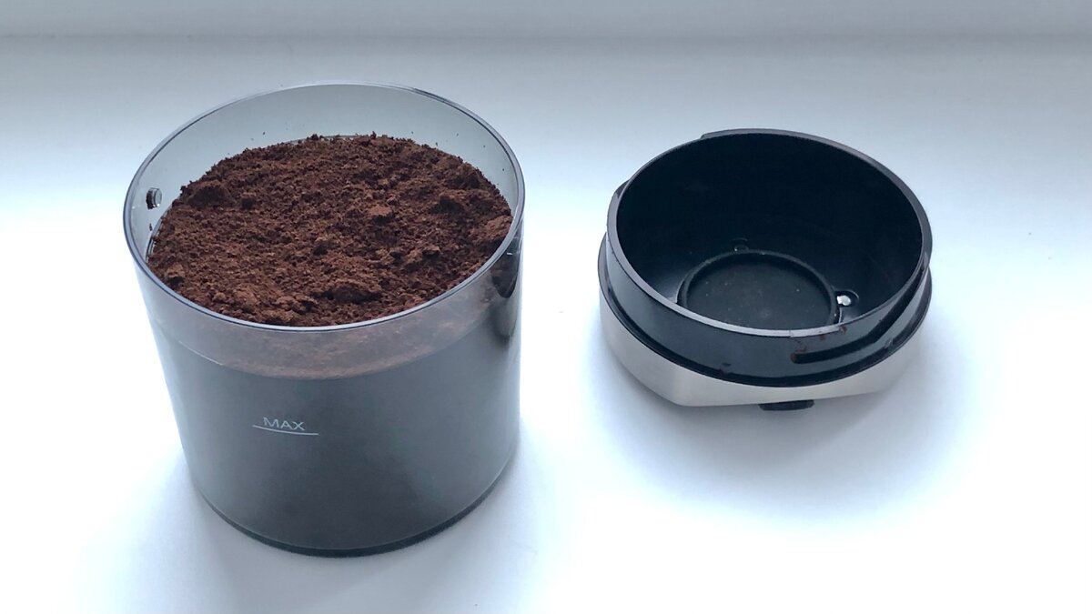 Рецептов скрабов с кофе в интернете много, но мой любимый - с добавлением мёда.  Кожа после него мягкая и шелковистая.