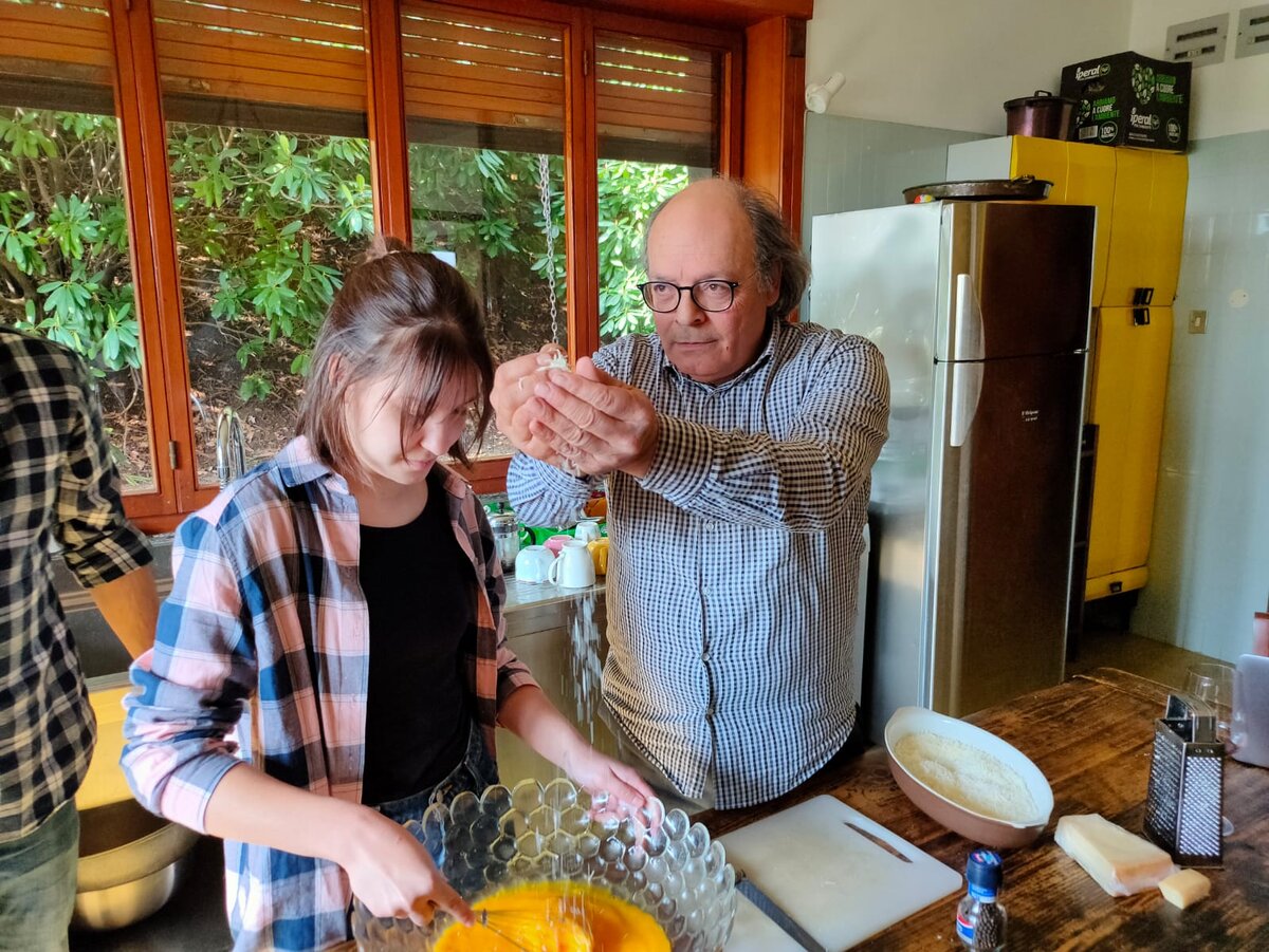 Энцо сыпет сыр в яйца, которые взбивает Меланья