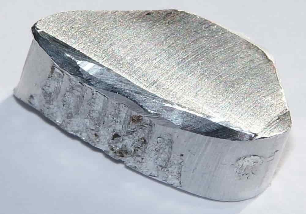 Железо это серебристо белый металл. Кусок алюминия. Кусок металла. Алюминий необработанный. Алюминиевый сплав.