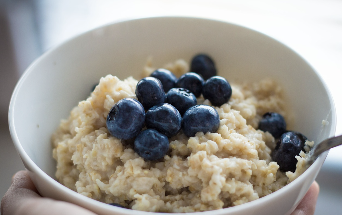 Овсянка с ягодами — вкусно и полезно. Источник фото: Pixabay