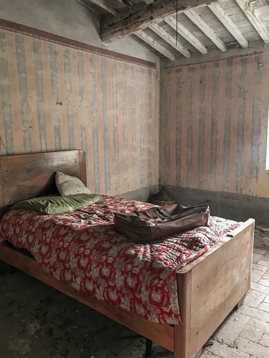 Вилла, в которой осталась мебель ручной работы, старинный сейф ...