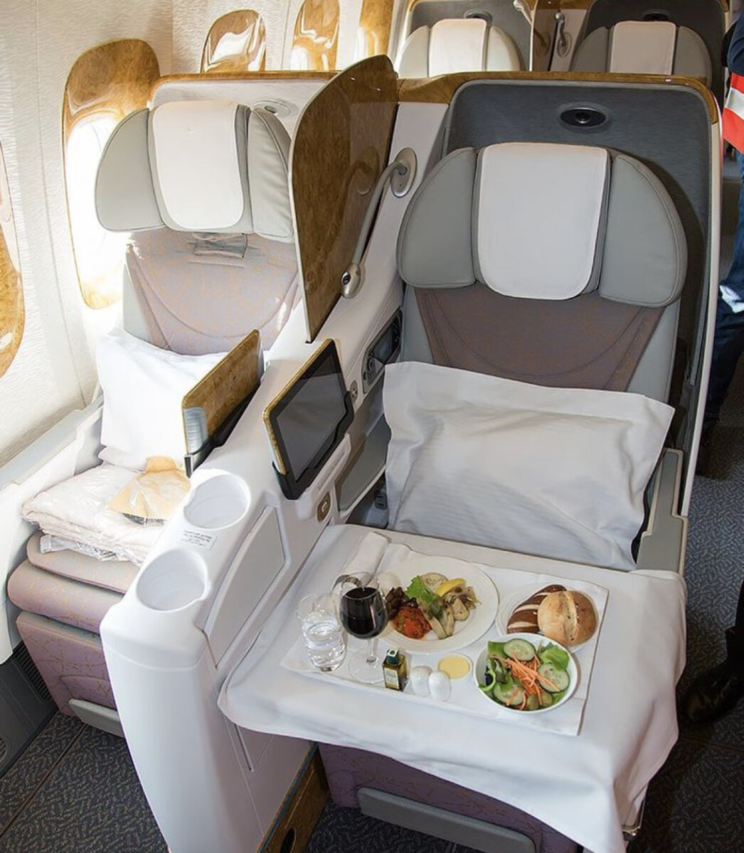 Самолет: 77w бизнес класс. Боинг 787 эмирейтс. Первый класс люфтганза. Бизнес класс катар эйрвейз. S7 комфорт класс.