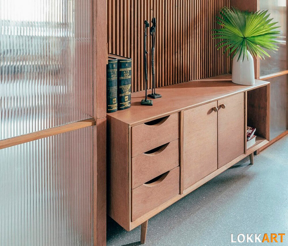 Тумба из массива дерева с тремя отсеками