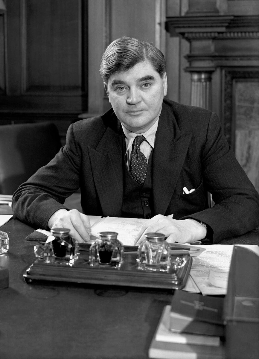 Nye Bevan (Эньюрин Бивен, 1897 - 1960) - создатель Национальной системы здравоохранения. Потомственный шахтёр, Бивен на протяжении своей жизни отстаивал права рабочего класса, социальную справедливость и демократический социализм. Великобритании (Википедия) 