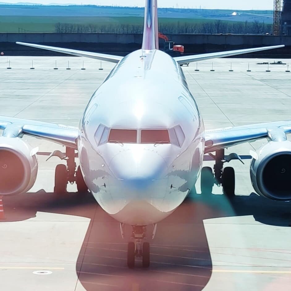 Суровый NoName самолет в аэропорту Симферополя