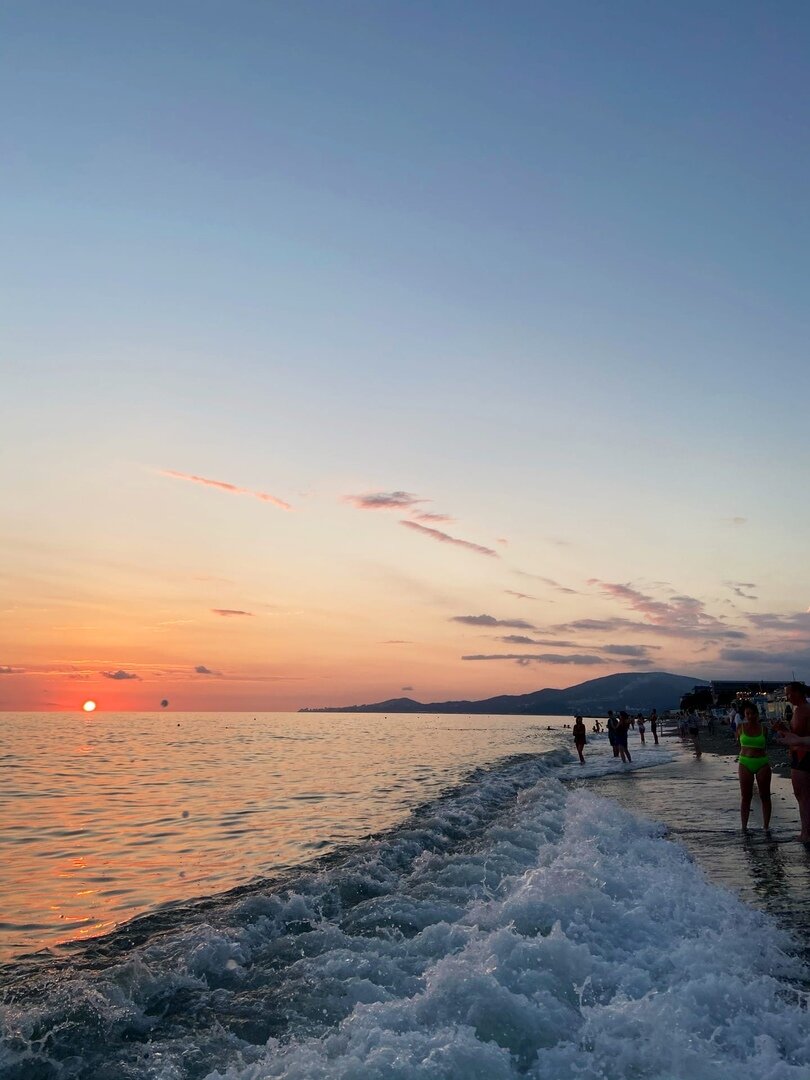 Все, знают, что во время путешествий на морских курортах обитают кишечные инфекции. Инфекция ротавирус передаётся в основном оральным путем. Сам этот вирус обитает в воде, на земле, на фруктах. Так же, он может оседать на ваших личных предметах. На Российских курортах заразиться этим легче простого.  

Поехали мы компанией отдыхать в Сочи. Все супер, в первый день накупались до отвала, наелись вкусных фруктов и все... к вечеру уже что-то не так . Нас, естественно, мы думали это обойдет стороной. А то, что проявляется этот вирус в первый день отдыха, так это шок для нас. Головная боль, слабость, диарея, температура тошнота и многократная рвота - так начался мой отдых! Вызвали мы скорую в 4 утра, пока ждали, мне удалось заснуть. В 8 утра звонок от скорой:

 -"Извините, у нас очень много заказов, не успели приехать к вам, как ваше самочувствие? Что беспокоит?" 

Я описываю все как есть, на что ответ

-"Вы планируете нас ждать? У нас много вызовов с более серьезными признаками заболеваний"

Говорю, естественно

-"Хорошо, ожидайте!"

Состояние не улучшается, ощущение, что уже возникает обезвоживание, температура держится. Естественно, спасалась жидкостью, полисорбом, парацетамолом. Через время становится полегче, сплю, скорой нет, время около 12, звоню ругаюсь, в итоге отменяю их приезд. К вечеру состояние начало улучшаться,но уже никакого отдыха не надо, хочется собрать вещи и улететь домой. 
Ладно, с подбадриваниями друзей получается выйти из этого состояния и начать немного веселиться. 

Далее вроде все идет более менее. 

Последний день... Двум подругам плохо. Начинается все  то же самое, как и у меня. Нам через пару часов выезжать на вокзал. Собираем им чемоданы, они еле живые сидят в такси, рвота только набирает обороты. Не буду углубляться в подробности, но поездка в поезде для них была самой худшей в жизни. 

По приезду домой лучше становится только одной. У другой такое состояние продолжалось около 5 дней еще. Врачи тест ей брали на корону, отрицательный. Лечение особого не было, и путного сказано ничего не было...

Суть всего этого, как избежать эту гадость не известно. В любом случае не нахлебаться в море не получается. Здесь уже как ваш организм отреагирует, и кончено же у каждого все по разному. На врачей не надейтесь, все сами сами, сейчас походу так у нас в жизни... 

Берегите себя, и здорового отдыха вам!)