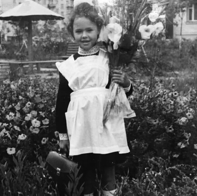 На фото не я, но было примерно так. Воспоминания цветные, а фотографии черно-белые.