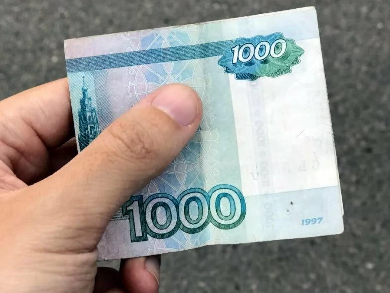 Рубл 1000р. 1000 Рублей. Тысяча рублей в руке. 1000 Рублей в руках. Фотография тысячи рублей.