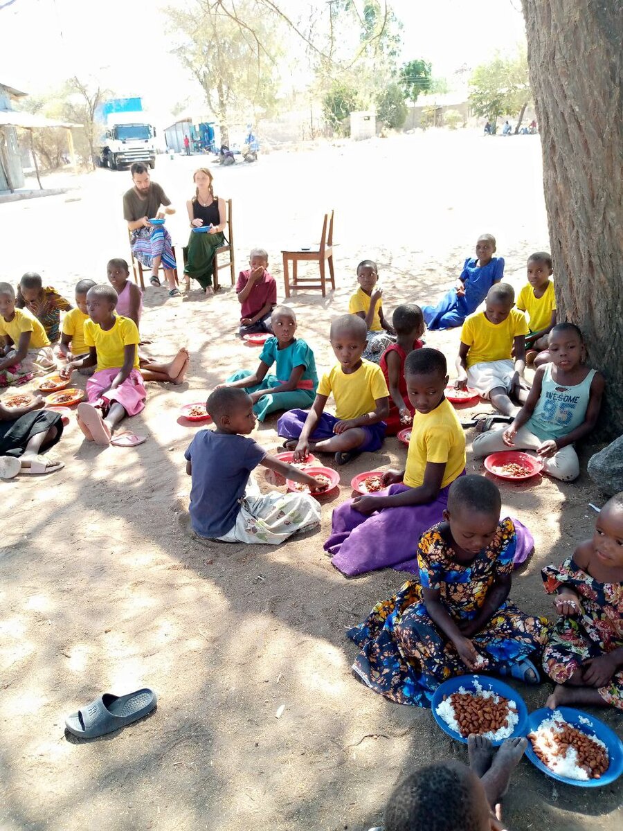 Обед в одной благотворительной организации для детей-сирот. Рис с бобами. Обратите внимание на размер порции!