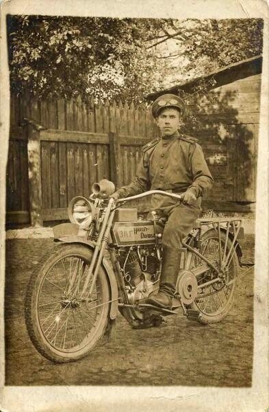 Мотоциклист. Неизвестный автор, 1910-е, МАММ/МДФ.