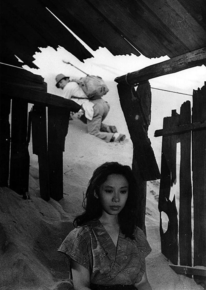 https://www.film.ru/movies/zhenshchina-v-peskah