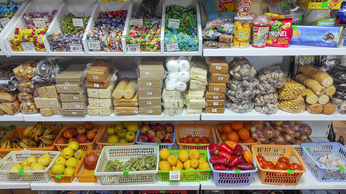 Яблоки 170 руб/кг, виноград 150, лимоны 250, перец 75. Печенье от 140 руб/кг