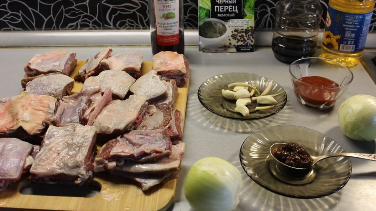 лук режем полукольцами. чеснок измельчаем 
делаем соус. смешивая все перечисленные ингредиенты.
слоями укладываем лук мясо и поливаем маринадом.
Накрываем крышкой. Ставим мариноваться минимум на 2 часа.Лучше на  ночь. 
Достаём из холодильника и  кладём в рукав для запекания.
Ставим в духовку 200 градусов на час . 
Подаём с овощами и разносолами