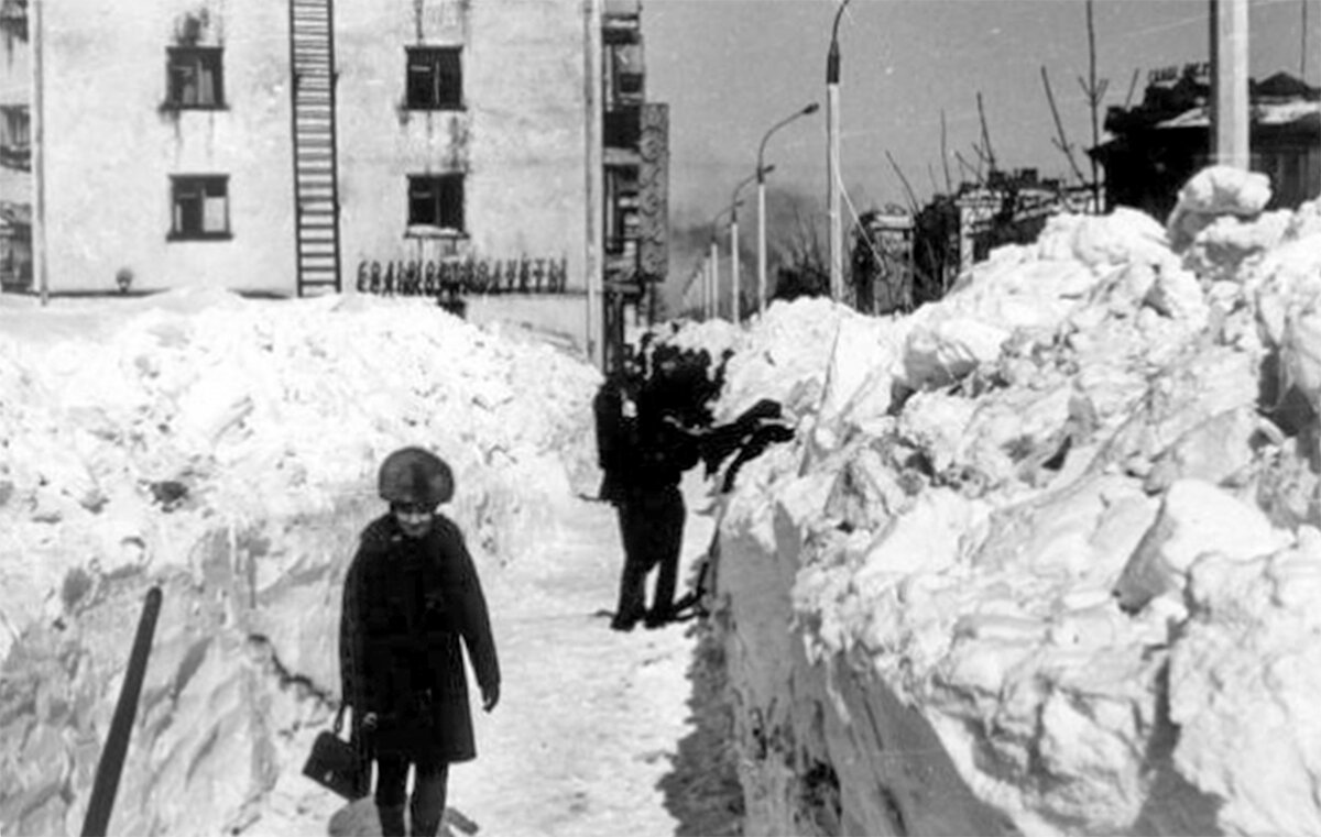 Расчистка улицы Ленина от снега в городе Южно-Сахалинске в 1970 году. Личный архив Е.М. Егоровой. https://sakhalinmedia.ru/time/photo/5258/ 