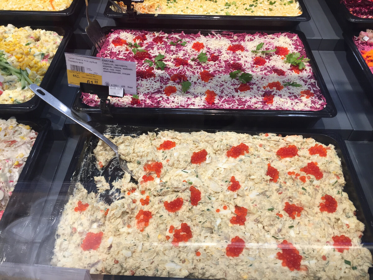 Невозможно пройти мимо. Так и хочется купить все салаты на витрине