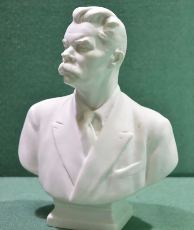 Суровый горький - литературный вождь образца 1934 (Первый съезд Союза писателей СССР). ЛФЗ, конец 1930-х годов. Фото взято в интернете из свободного доступа.