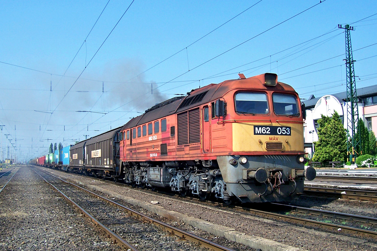 М62-053 венгерских железных дорог, 2006 год, фото с сайта https://trainpix.org/photo/185659/?&lang=be, автор 2М62