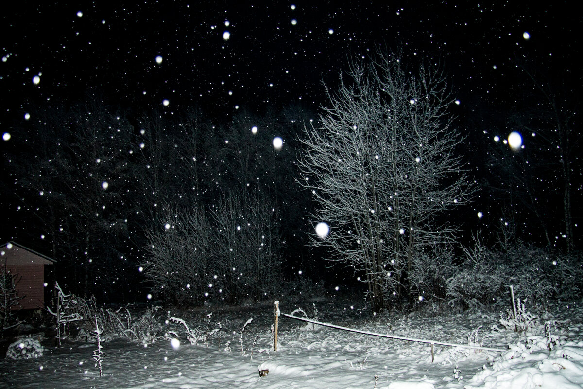 Наступила ночь. Но именно ночью можно получить интересные кадры. 