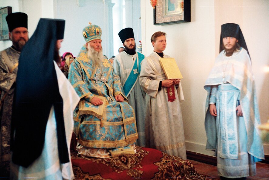 Первая Литургия, совершённая епископом Алипием в Покровском храме, переданном 1 октября 1996 г. Святогорскому монастырю. 14 октября 1996 г.