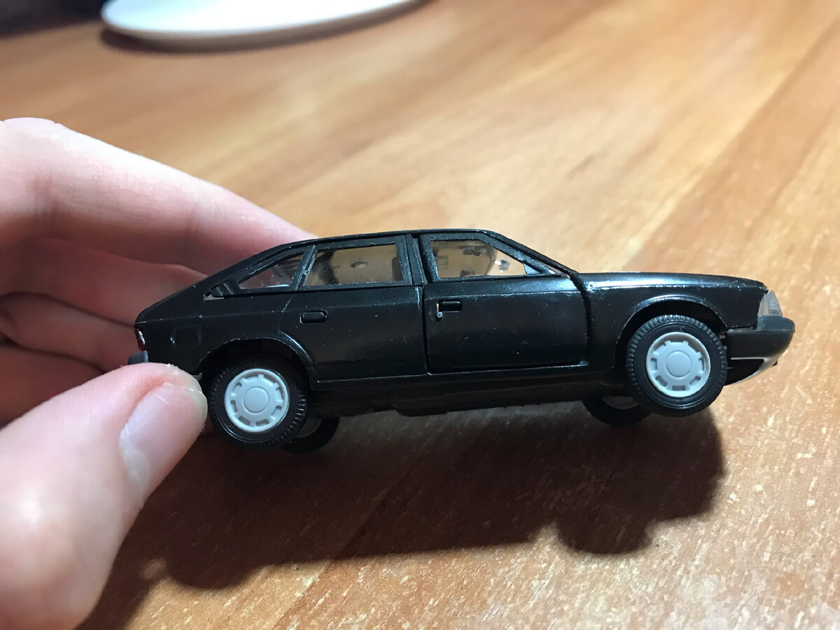 Черный матовый Москвич 2141 в заводском исполнении.