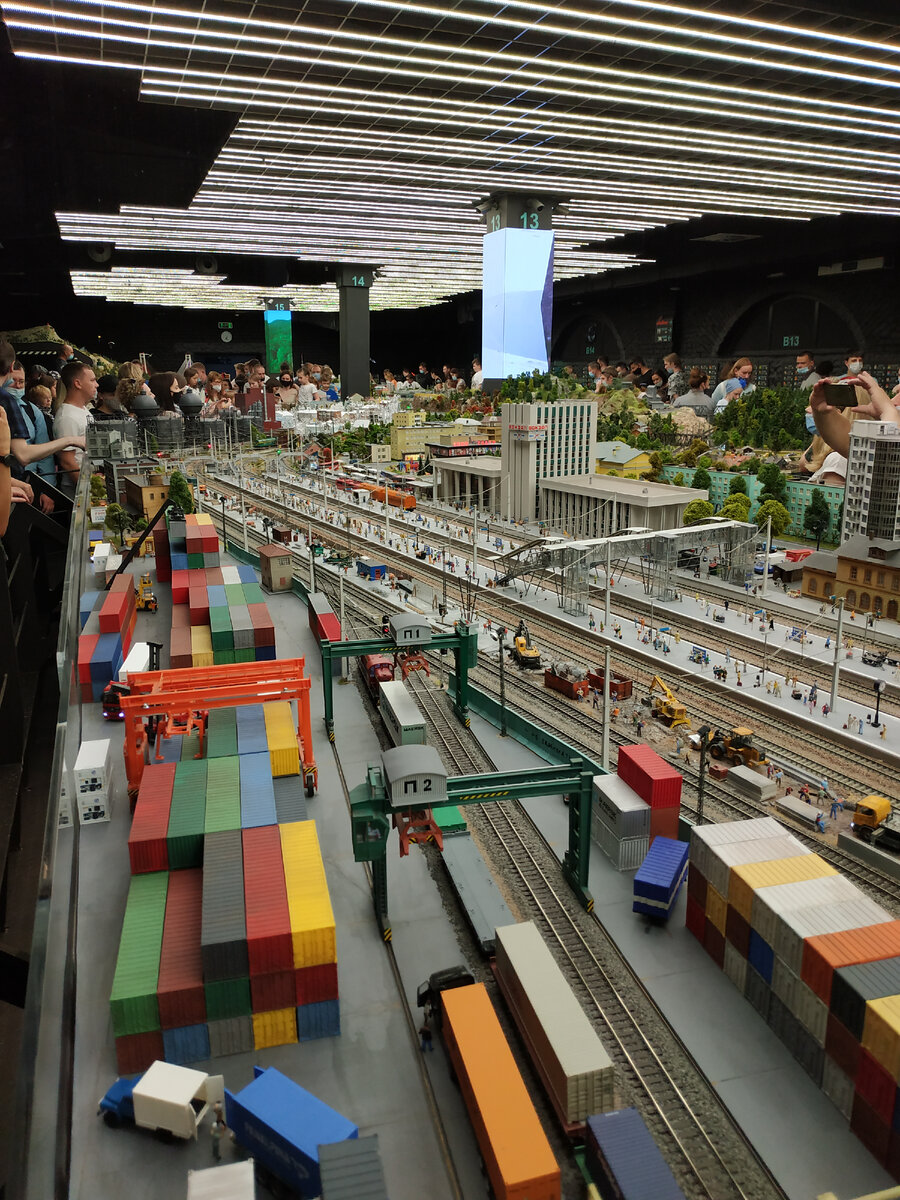 Увидеть макет от конца до края невозможно, такой он огромный