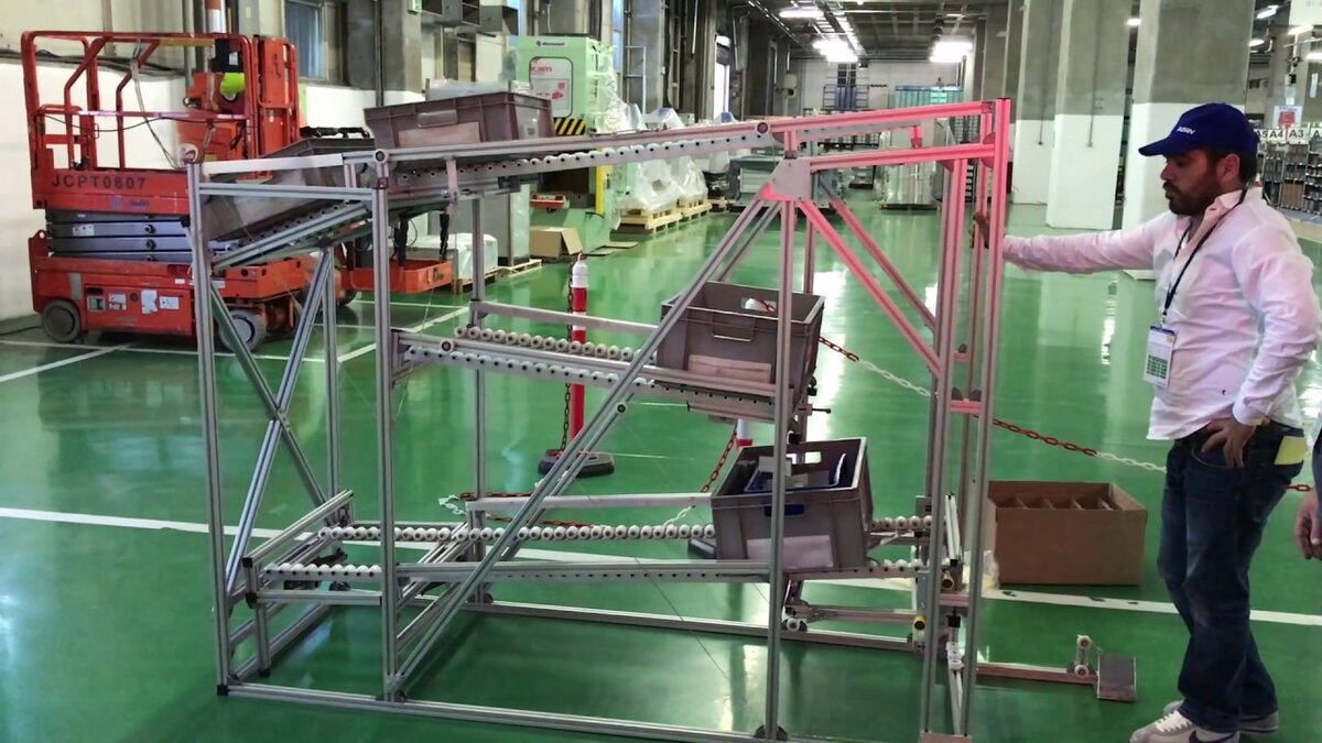 Гравитационный стол для передачи тары оператору