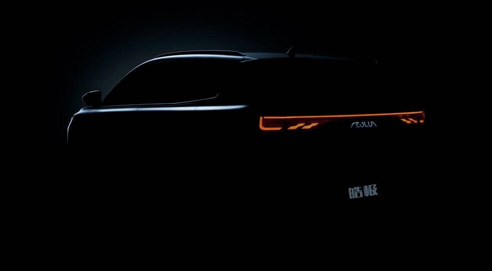 По предварительным данным, новый паркетник будет доступен с бензиновой «турбочетверкой» 1.5, а также в виде гибрида. На домашний рынок SUV выйдет в следующем году. 
 
Китайский концерн Dongfeng распространил первые тизеры грядущего кроссовера своего суббренда Aeolus (он же Fengshen). Модель, которая прежде была известна местным профильным медиа под внутризаводским индексом G59, назвали Haoji, в гамме марки она займет позицию флагмана, а в конкуренты этому паркетнику прочат считающиеся в КНР престижными Geely Xingyue L и Chery Tiggo 8 Plus (в РФ кросс Чери носит приставку Pro).

Объявлено, что в основе нового SUV лежит платформа DSMA (Dongfeng Superior Modular Architecture), которую производитель преподносит в качестве собственной разработки, хотя на деле это, вероятно, модернизированная версия «тележки» CMP (Common Modular Platform) от Stellantis. Напомним, Dongfeng остается держателем акций Стеллантиса, хотя не так давно китайцы продали бо́льшую их часть. Также добавим, что непосредственно на CMP базируется семейство Aeolus Yixuan (седан и хэтчбек). Ну а кроссовер Haoji станет второй моделью на DSMA после дебютировавшей ранее в этом году «четырехдверки» Dongfeng Aeolus Yixuan Max.